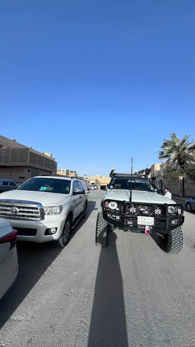سيارة العرض في الشارع بجانب تويوتا سيكويا