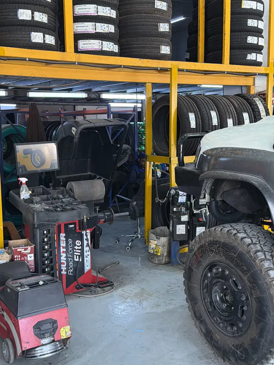 كفر BFGoodrich على سيارة العرض في محل الكفرات